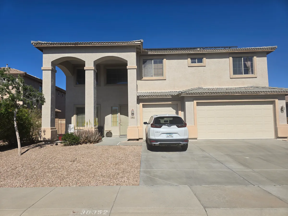 Large House, 5 bdr, 3 1/2 Bath, New air conditioning, solar.  Nice Views.