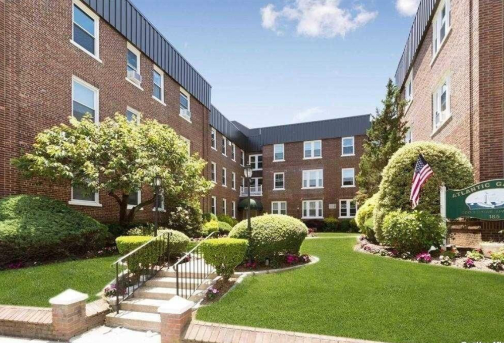 185 Atlantic Avenue, Apt B-8, Lynbrook, NY, 11563