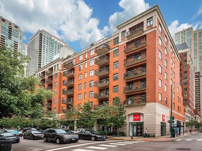 33 W Huron St, Chicago, IL, 60654