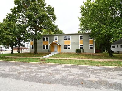 107 E College St, Aurora, MO, 65605