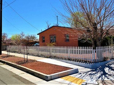 1316 Los Tomases Dr NW, Albuquerque, NM, 87102
