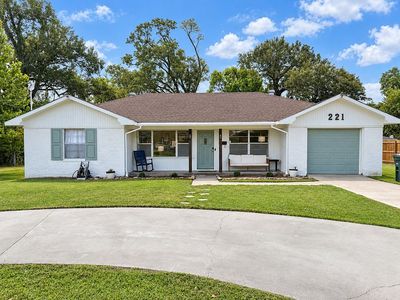 221 W McNeese St, Lake Charles, LA, 70605